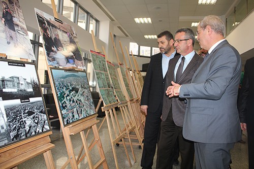 Protokol üyeleri de sergiyi gezerek fotoğrafları inceledi