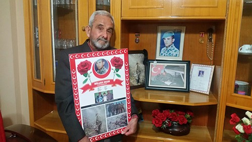 Rahatsızlığından dolayı programa katılamayan Şehit Mücahit Okur'un babası İbrahim Okur oğlunun tablosuyla teşekkür etti