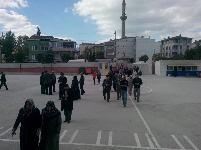 Sabahın erken saatlerinden itibaren okullarda büyük yoğunluk oluştu