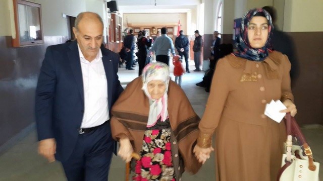 Ulus Mahallesi'nde 92 yaşında ki Zemzeme  Toker  ailesiyle birlite oyunu kullandı
