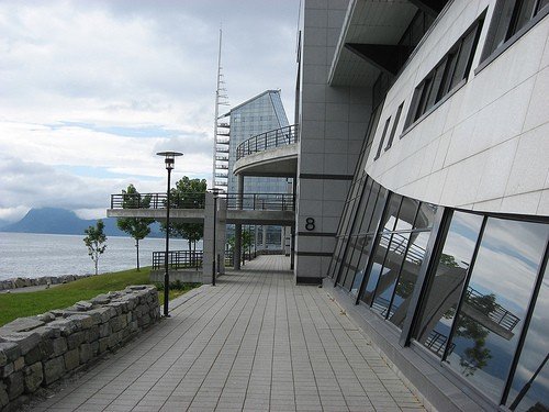 Stadyum ilginç lokasyonu ile dikkat çekiyor.