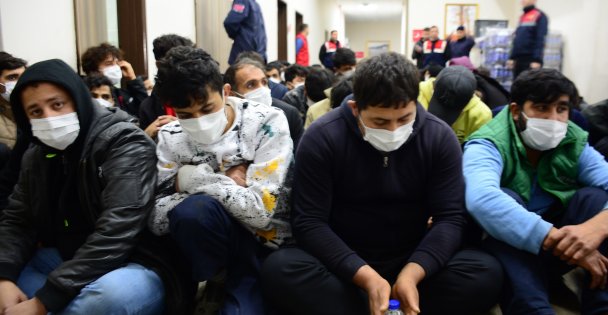 14 düzensiz göçmen sınır dışı edildi