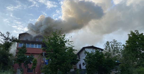 15 ay önce evlendiği kocasının evini yakıp yangını izledi