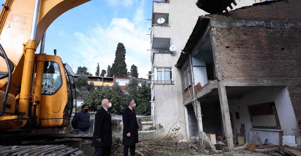 17 Ağustos Marmara Depremi'nde hasar gören metruk binalar yıkılıyor