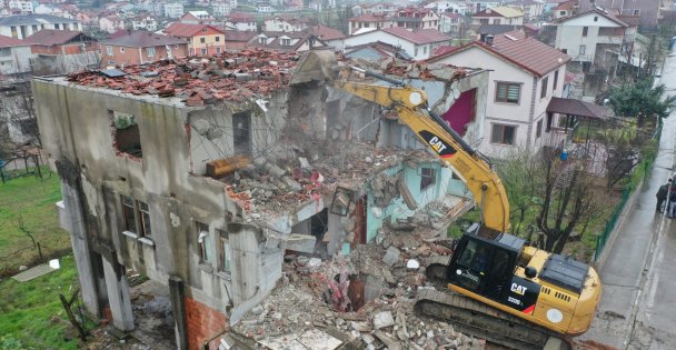17Ağustos Marmara Depremi'nde hasar gören bina yıkıldı