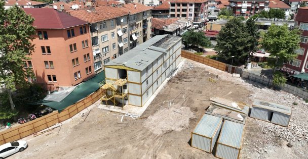 1999'dan Kalan Hasarlı Binaların Yerine Modern Alan Oluşturuluyor