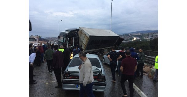 21 Aracın Karıştığı Zincirleme Trafik Kazası: 23 Yaralı