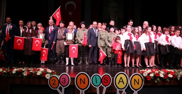 23 Nisan neşesi çocukların coşkusu ile başladı