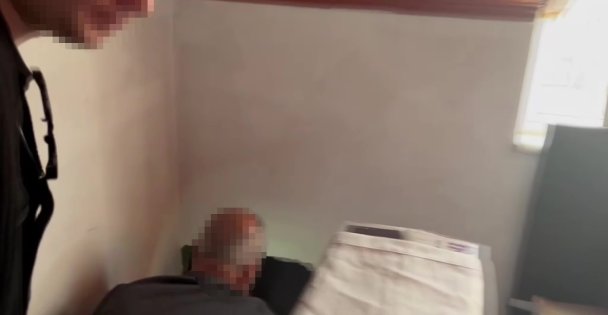 26 yıl hapis cezası bulunan kadın, duvarı delip oluşturduğu gizli bölmede yakalandı