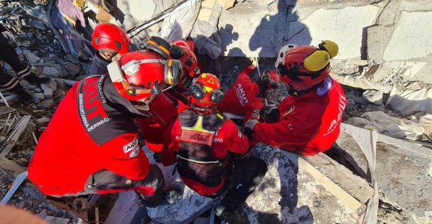 27 kişiyi yıkıntıların arasından sağ çıkaran ekibin lideri o anları anlattı  (VİDEOLU HABER)