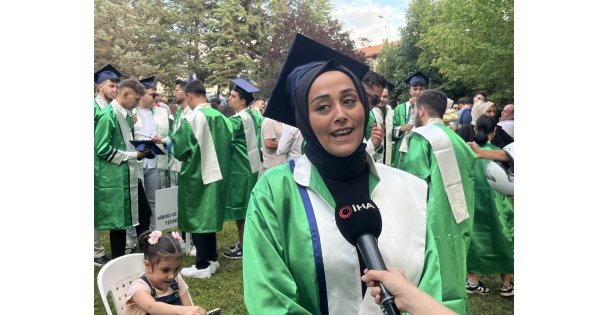 2 çocuk annesi çalıştığı üniversiteden mezun oldu