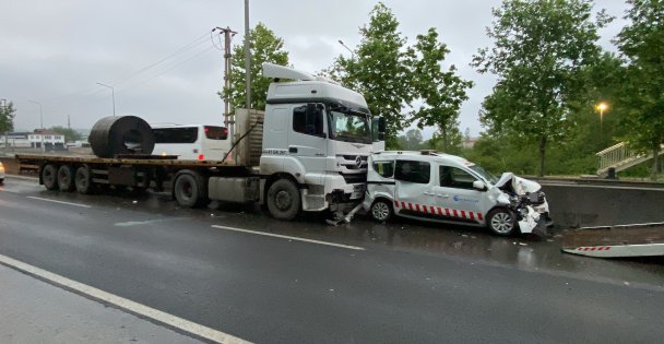 2 Tır Ve Hafif Ticari Araç Çarpıştı: 1 Yaralı