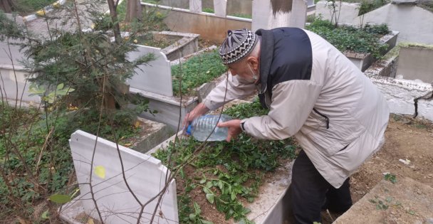 30 Yıldır Gönüllü Mezarlık Bakımı Yapıyor
