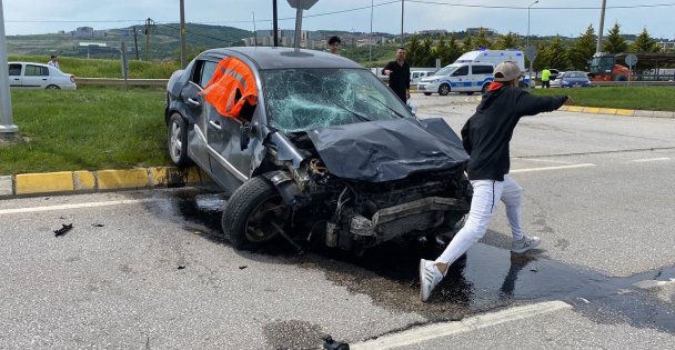 3 araç çarpıştı, 3 kişi yola savruldu: İlk müdahaleyi tesadüfen yoldan geçen ambulanstaki ekip yaptı