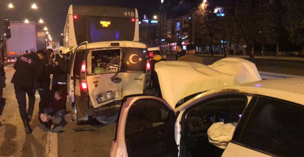 3 aracın karıştığı trafik kazasında: 2 yaralı