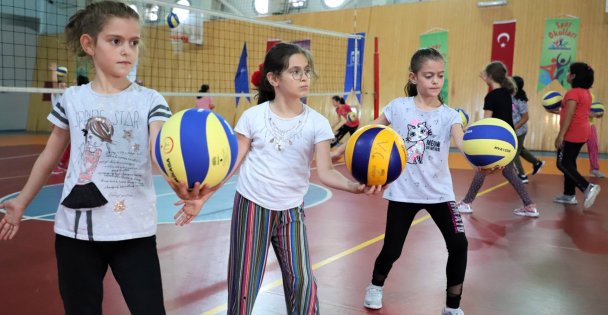 3 bin çocuk voleybol ile buluşacak