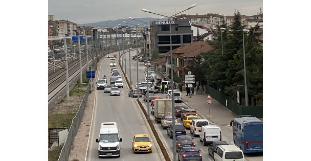 3 kişinin yaralandığı kazada trafik durdu, araçlar kontak kapattı