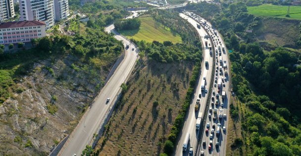 3 Tırın Karıştığı Zincirleme Kaza Otoyolda Trafiği Aksattı