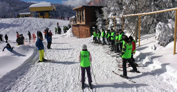 400 GENÇ KAYAK ÖĞRENDİ