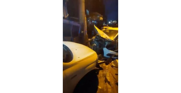 4 araca çarptı, hızını alamayıp markete daldı