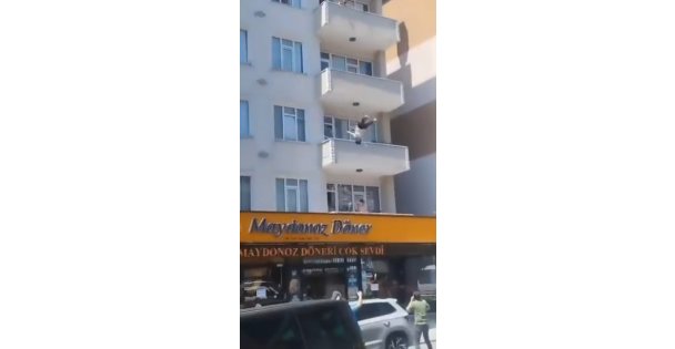 4. kattan atladı, sundurmanın üzerine düşerek yaralandı