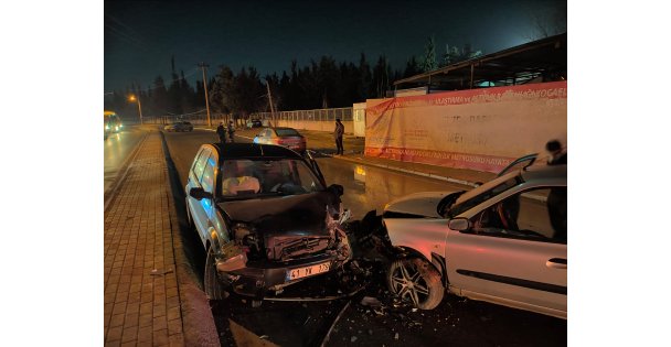 4 Otomobilin Karıştığı Kazada 2 Kişi Yaralandı