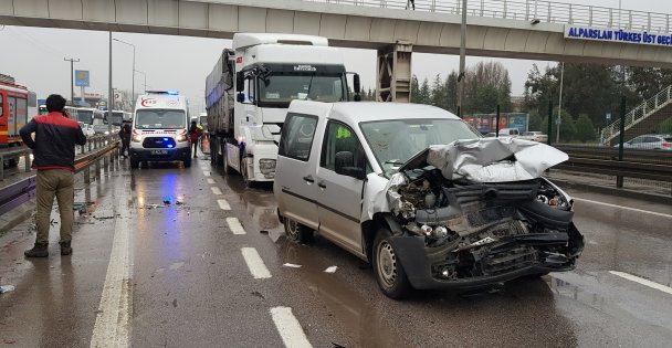 5 aracın karıştığı zincirleme trafik kazası: 8 yaralı