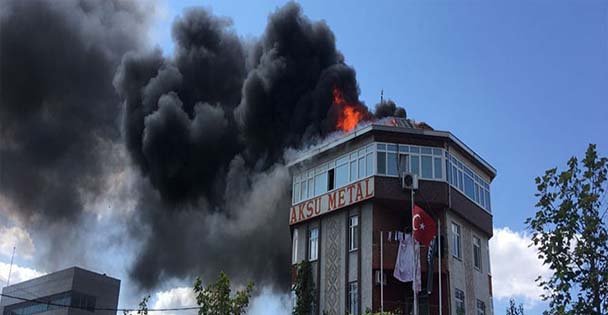 5 katlı binanın çatısı yandı