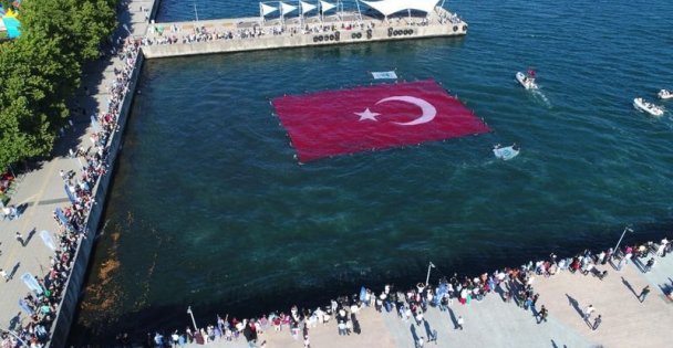 600 metrekarelik rekor büyüklükteki Türk bayrağı, İzmit Körfezi'ni taçlandırdı