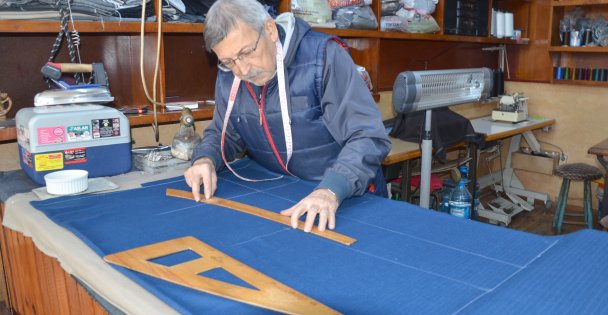 73 yaşındaki terzi, mesleğini ilk günkü heyecanla sürdürüyor