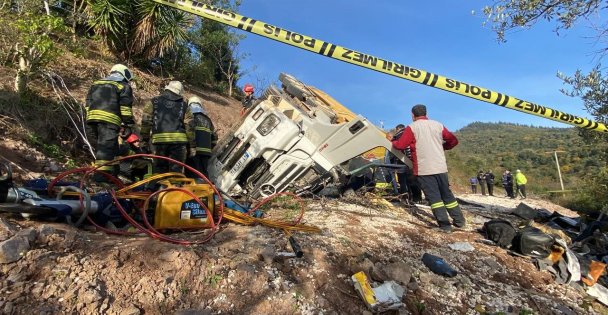 75 Metre Sürüklenen Hafriyat Kamyonu Yeşillik Alana Devrildi: 1 Ölü, 1 Yaralı