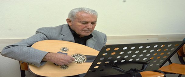 76 yaşında ud kursuna gidiyor