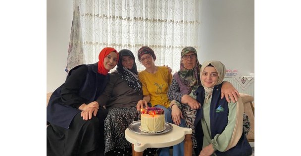79 Yaşına Giren Pambuk Ninenin ilk Kez Doğum Günü Kutlandı