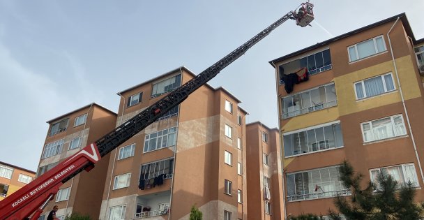 7 Katlı Apartmanın Çatısı Alev alev Yandı