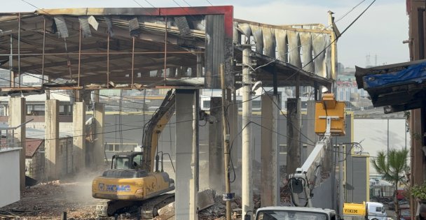 7 kişinin öldüğü parfüm dolum tesisi yıkılıyor