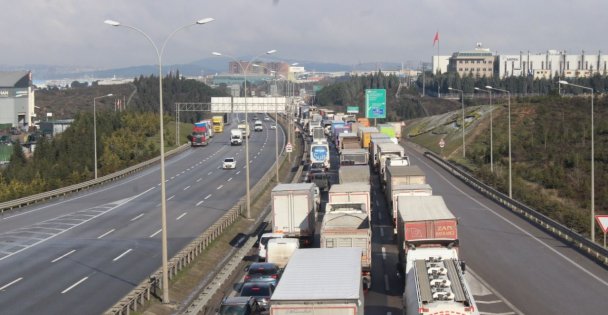 8 Kilometrelik TIR ve Kamyon Kuyruğu