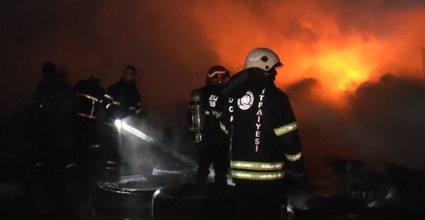 Açık alanda depolanan lastikler alev alev yandı