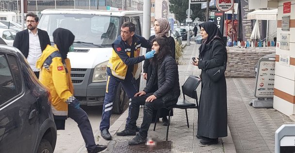 Adliye önü karıştı: Davalık olan aileler birbirlerine girdi, 2 kişi bıçaklandı