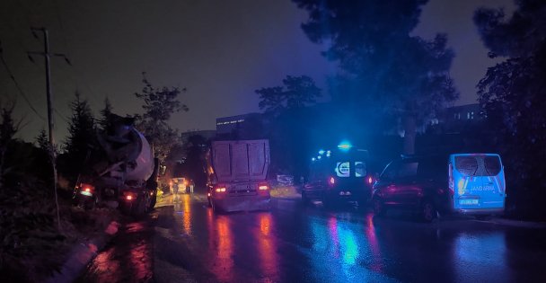 Ağaca Çarpan Beton Mikserinin Sürücüsü Yaralandı
