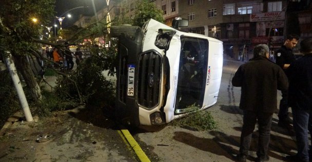 Ağaca çarpan minibüs devrildi: 1'i ağır 3 yaralı