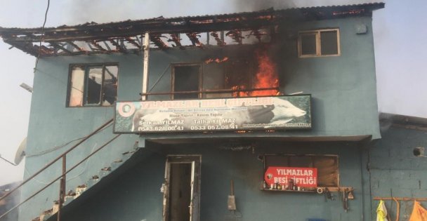 Ahır olarak kullanılan binanın üst katında yangın çıktı, faciadan dönüldü