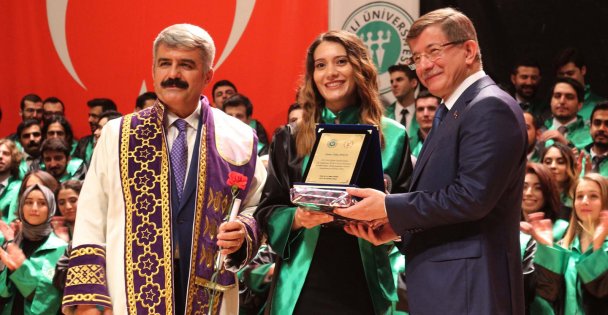 Ahmet Davutoğlu, mezuniyet törenine katıldı
