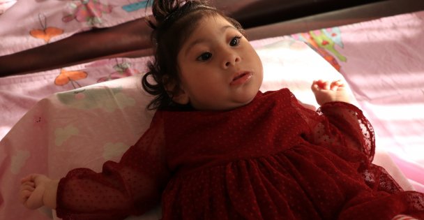 Ailesi mucize bebek Elif'in yürüyeceği günü bekliyor