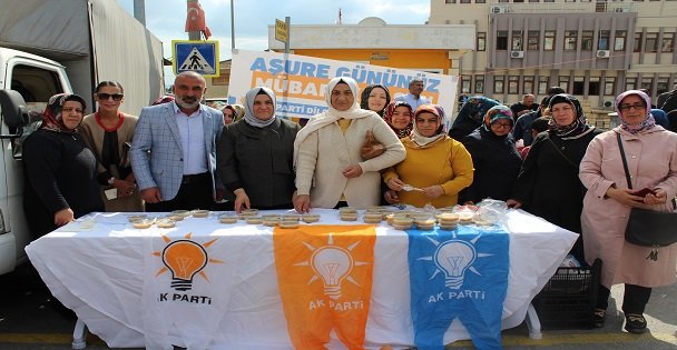 AK Kadınlar Aşure dağıttı