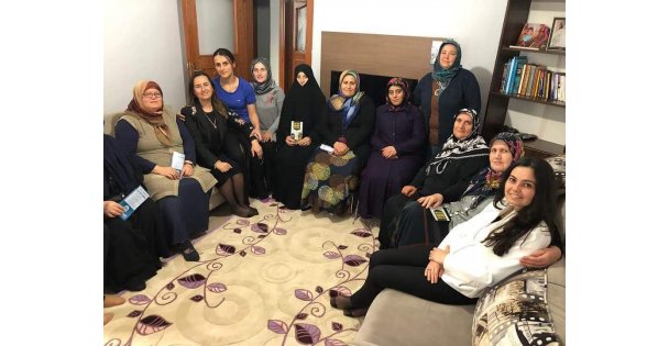 AK Kadınlar, kapı kapı dolaşıyor