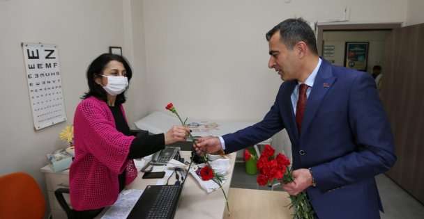 AK Parti Kocaeli'den sağlık çalışanlarına 50 bin adet çiçek