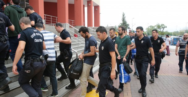 Akademisyenler adliyede!