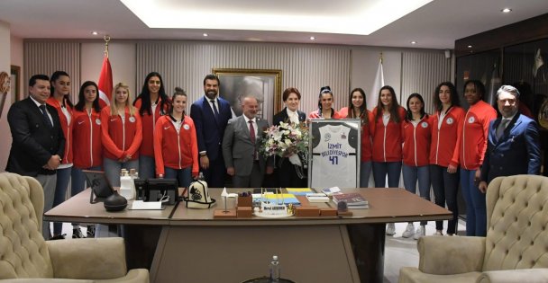 Akşener, İzmit Belediyespor'u ağırladı