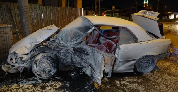 Alev Alan Otomobildeki Sürücüyü Akaryakıt Istasyonu Çalışanları Yanmaktan Son Anda Kurtardı