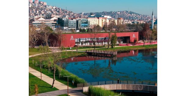 Alev Alatlı Kütüphanesi ve Sanat Galerisi büyüledi  Büyükakın: Şehrin kalbinde bir kültür alanı oluştu”